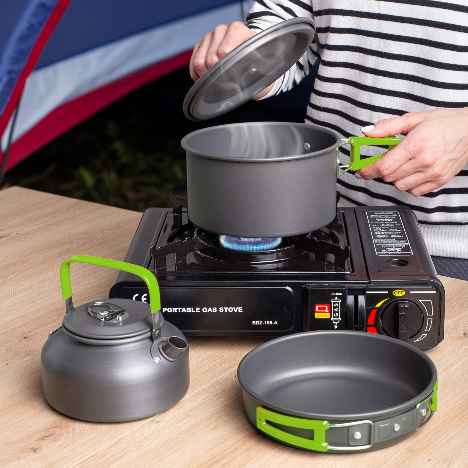 Zestaw garnków naczyń turystycznych pod namiot zielony