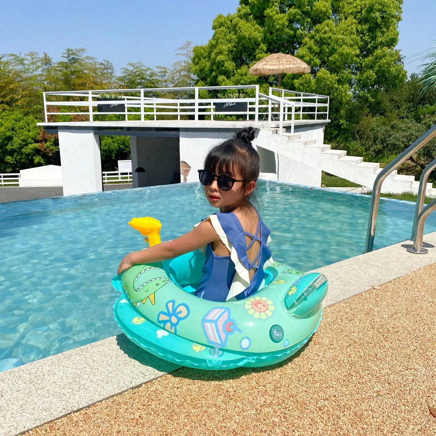 Dmuchany pontonik z siedziskiem zielone koło z pistoletem do pływania dla dzieci nad wodę