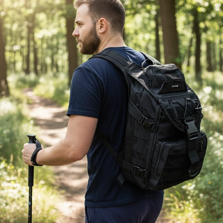 Plecak trekkingowy Be Active używany podczas pieszej wędrówki po lesie