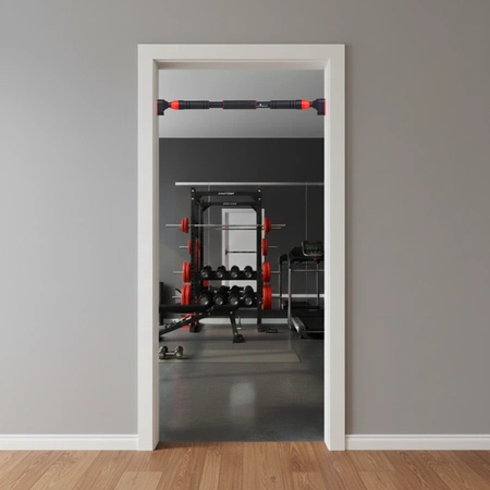 Drążek rozporowy zamontowany w futrynie w domowej siłowni