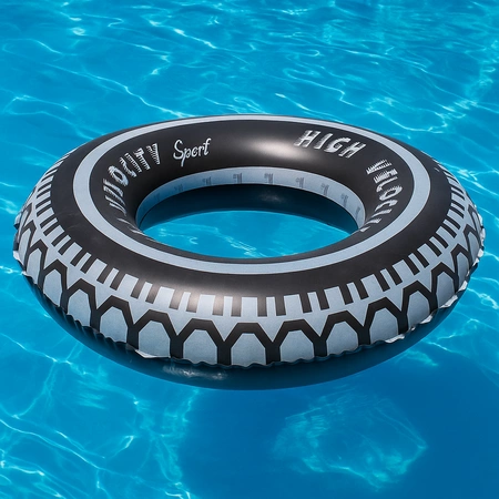 Dmuchane kółko do pływania dla dziecka w kształcie opony na wodzie w basenie