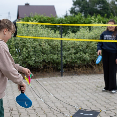 Dziewczynki grające w badmintona na zewnątrz z użyciem wolnostojącej siatki Be-Active