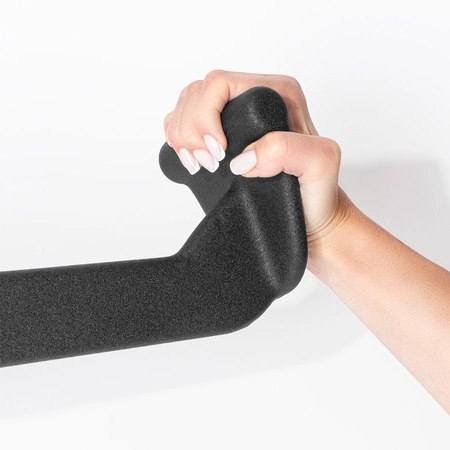 Zbliżenie dłoni trzymającej gumowany uchwyt do wyciągu – antypoślizgowa powierzchnia i ergonomiczny kształt